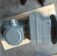 石磨面粉机上用的齿轮减速电机RF67DM80M4